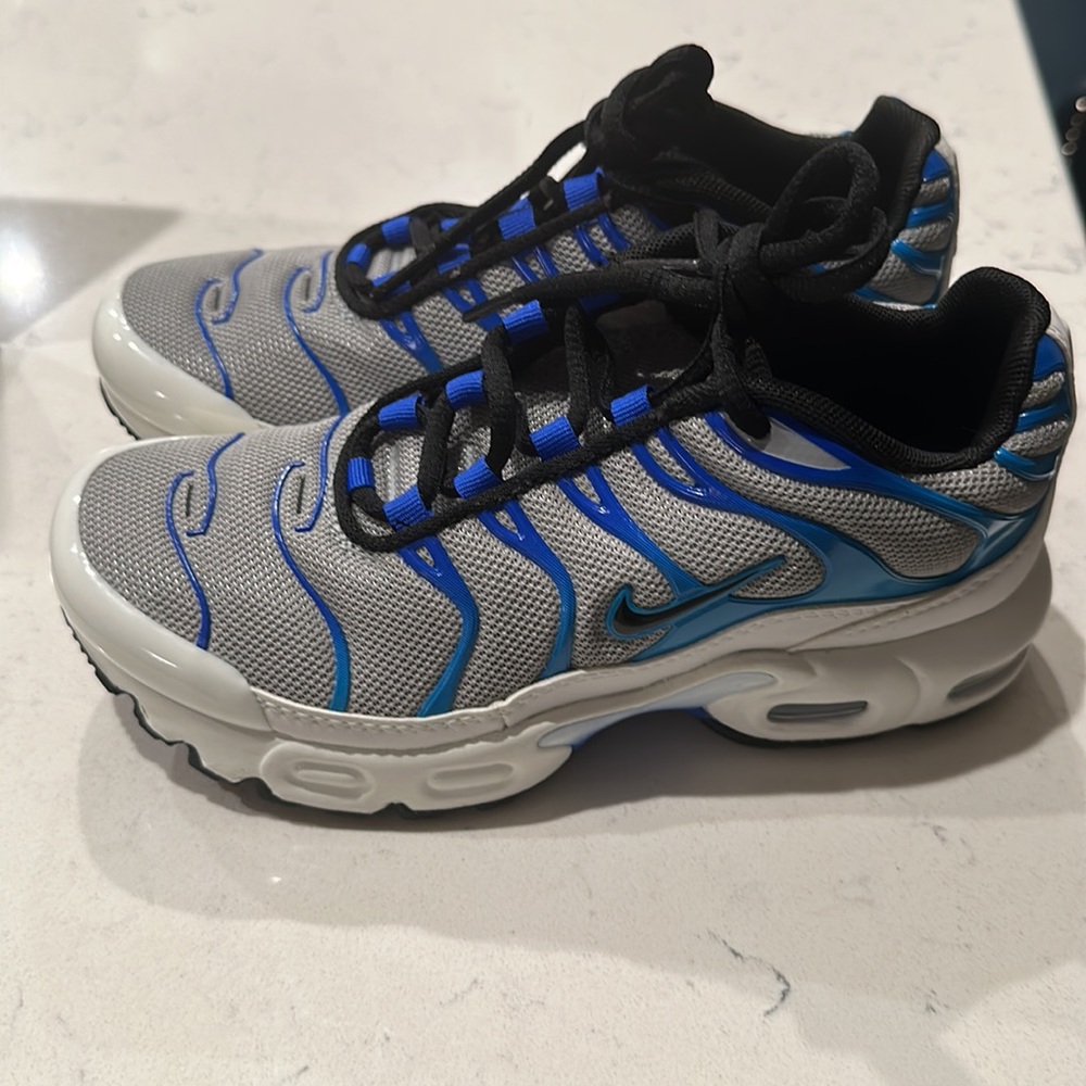 Brand new never worn Nike Air Max. Re Posh didn't fit grandson. - Picture 3 of 5